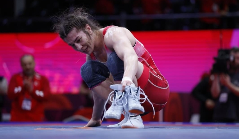 Şampiyon güreşçi Yasemin Adar Yiğit aktif spor hayatını noktaladı