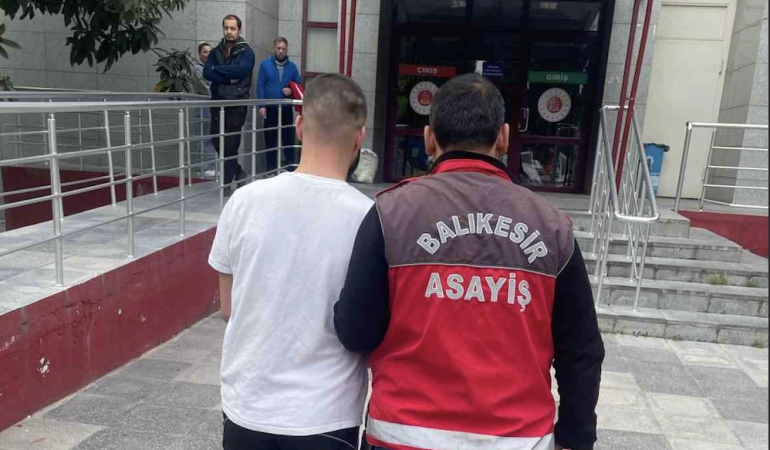 Balıkesir’de hırsızlık suçundan aranan şahıs kaçtı, kovalamaca sonucu yakalandı
