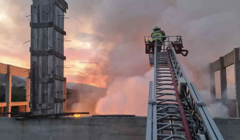 Balıkesir’de çöplük yangını büyümeden kontrol altına alındı