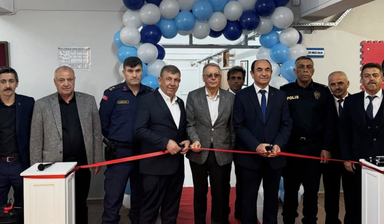 AK Parti Gönen İlçe Teşkilatı Robotik Sınıf Açılışında Öğrencilerle Buluştu