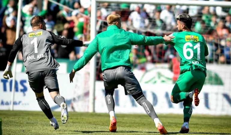 Bursaspor, Balıkesir’den şampiyon ayrıldı