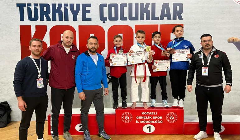Balıkesirli minik karateci Türkiye ikincisi oldu