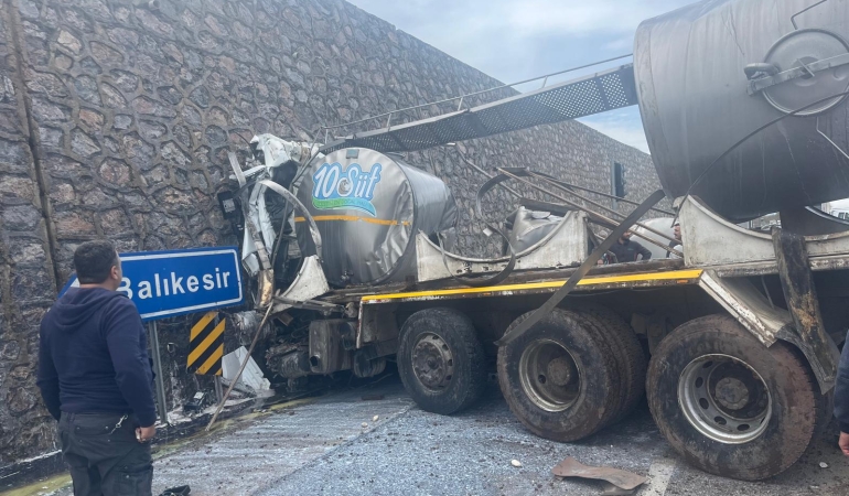 Balıkesir’de Süt Tankeri Drenaj Duvarına Çarptı: 1 Ölü