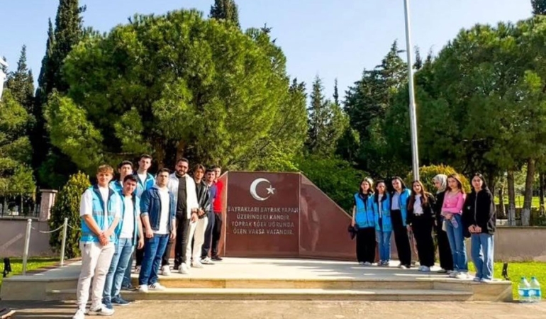 Üniversite Öğrencilerinden Şehitliğe Anlamlı Ziyaret