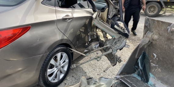 Ayvalık’ta iş makinesi ile otomobil çarpıştı: 1 çocuk ve 1 hamile kadın yaralandı