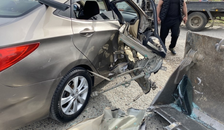 Ayvalık’ta iş makinesi ile otomobil çarpıştı: 1 çocuk ve 1 hamile kadın yaralandı