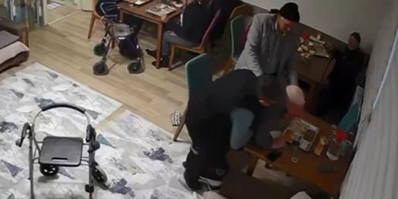 Heimlich manevrası yaşlı adamın hayatını kurtardı