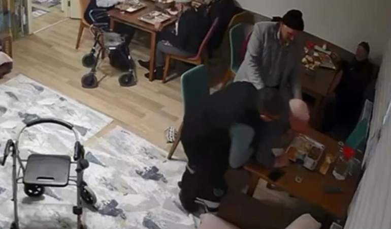 Heimlich manevrası yaşlı adamın hayatını kurtardı