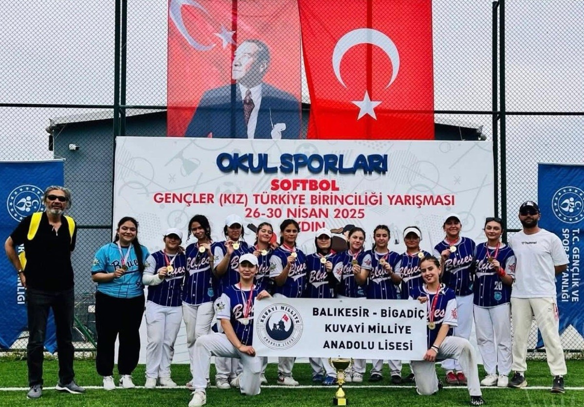 BİGADİÇ'Lİ KIZLAR SOFTBOL'DA TÜRKİYE ŞAMPİYONU