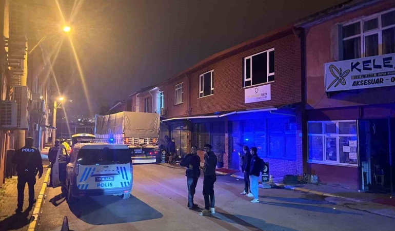 Ters yönden giden alkollü tır şoförü trafiği birbirine kattı