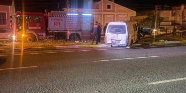 YOLDAN ÇIKIP ELEKTRİK DİREĞİNE ÇARPAN MİNİBÜSTE CAN PAZARI