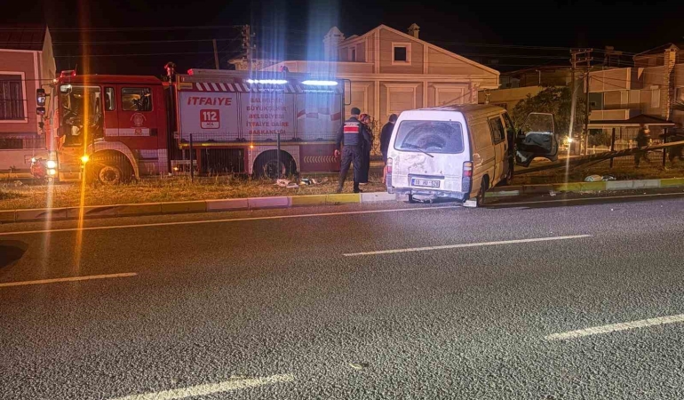 Yoldan çıkıp elektrik direğine çarpan minibüste can pazarı