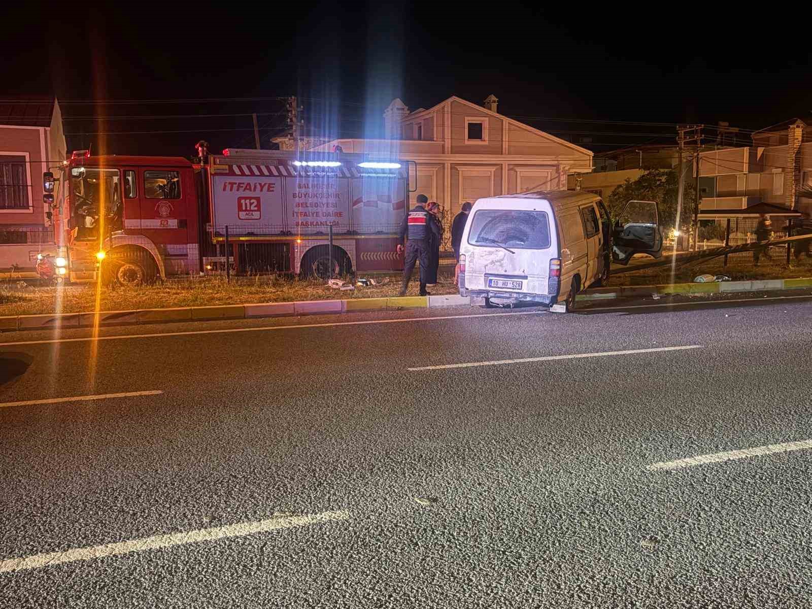 YOLDAN ÇIKIP ELEKTRİK DİREĞİNE ÇARPAN MİNİBÜSTE CAN PAZARI