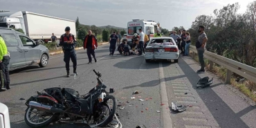 BALIKESİR'DE MOTOSİKLET İLE OTOMOBİL ÇARPIŞTI: 2 YARALI