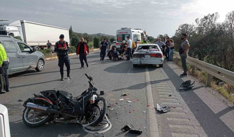 Balıkesir’de motosiklet ile otomobil çarpıştı: 2 yaralı