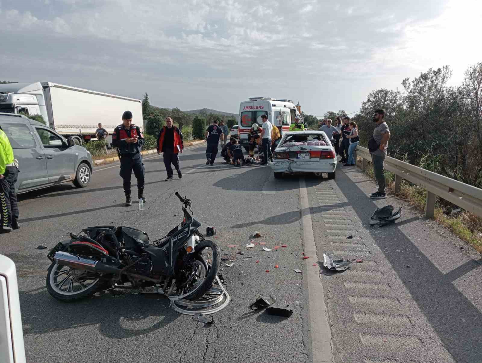 BALIKESİR'DE MOTOSİKLET İLE OTOMOBİL ÇARPIŞTI: 2 YARALI