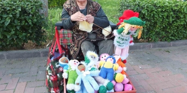 BALIKESİR'DE BEDENSEL ENGELLİ MÜFİDE HANIM EVİNDE ÜRETİYOR, PARKTA SATIYOR