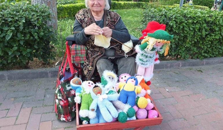 Balıkesir’de bedensel engelli Müfide hanım evinde üretiyor, parkta satıyor