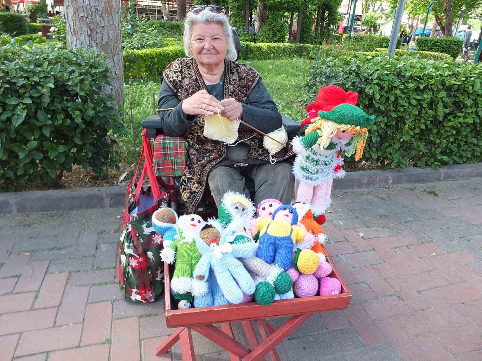 BALIKESİR'DE BEDENSEL ENGELLİ MÜFİDE HANIM EVİNDE ÜRETİYOR, PARKTA SATIYOR