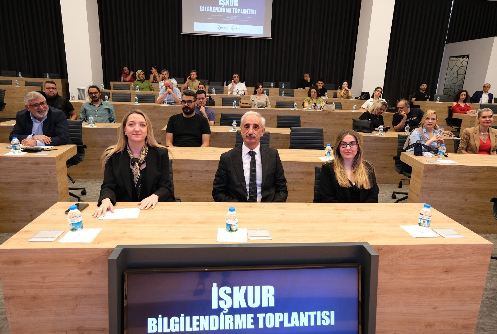 BALIKESİR'DE İSTİHDAMI ARTIRMAK İÇİN ÇALIŞMALAR DEVAM EDİYOR BALIKESİR'DE 4 BİN 585 ÜNİVERSİTE MEZUNUNA İŞ SAĞLANDI