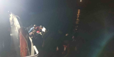 AYVALIK’TA 13’Ü ÇOCUK 43 DÜZENSİZ GÖÇMEN VE YASA DIŞI YOLLARLA ÜLKEYİ TERK ETMEYE ÇALIŞAN 2 TÜRK VATANDAŞI YAKALANDI