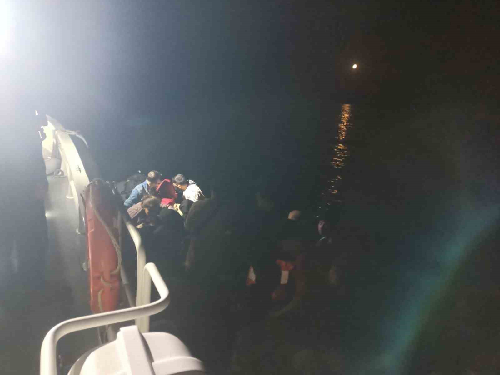 AYVALIK’TA 13’Ü ÇOCUK 43 DÜZENSİZ GÖÇMEN VE YASA DIŞI YOLLARLA ÜLKEYİ TERK ETMEYE ÇALIŞAN 2 TÜRK VATANDAŞI YAKALANDI