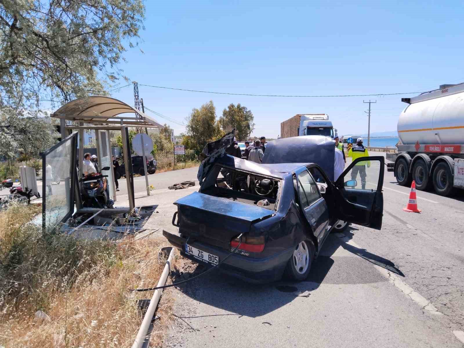 AYVALIK'TA MAKAS FACİASI: 4 YARALI AYVALIK'TA SEYİR HALİNDE MAKAS ATAN ARAÇ ZİNCİRLEME KAZAYA NEDEN OLDU