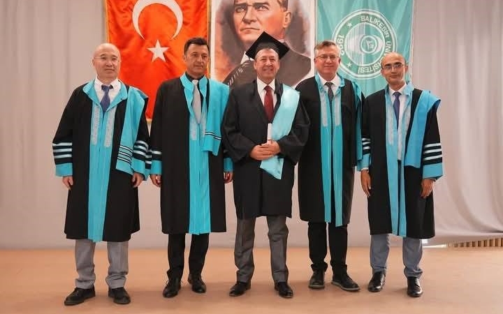 60 yaşında üniversite diploması sahibi oldu