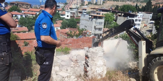 Balıkesir’de metruk binalar yıkılıyor