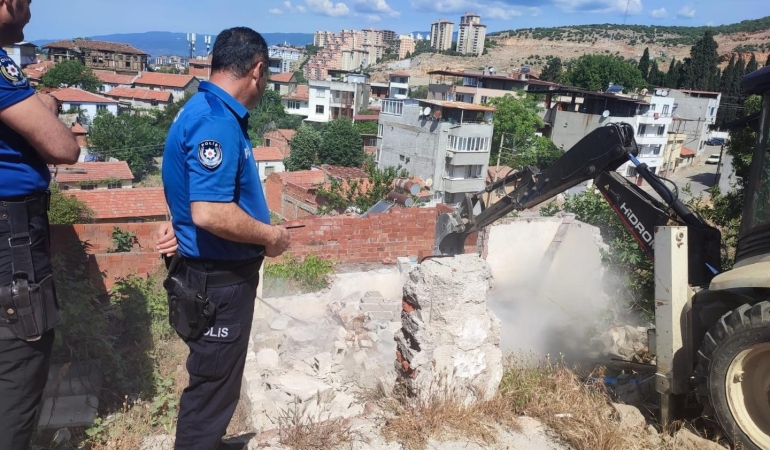 Balıkesir’de metruk binalar yıkılıyor