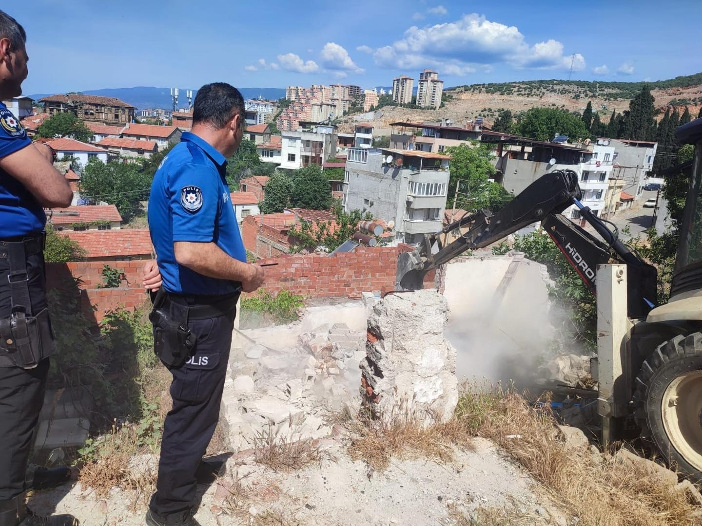 EDREMİT'TE METRUK BİNALAR YIKILIYOR