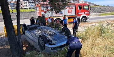 BALIKESİR'DE TAKLA ATAN ARAÇTA Kİ 2 ŞAHIS YARALANDI
