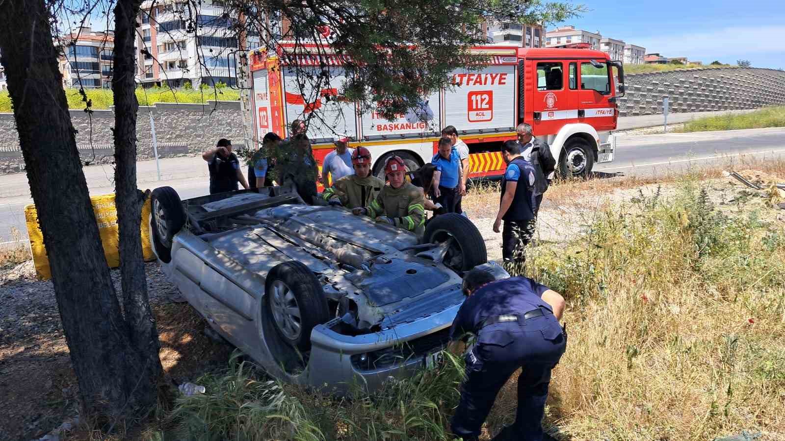 BALIKESİR'DE TAKLA ATAN ARAÇTA Kİ 2 ŞAHIS YARALANDI