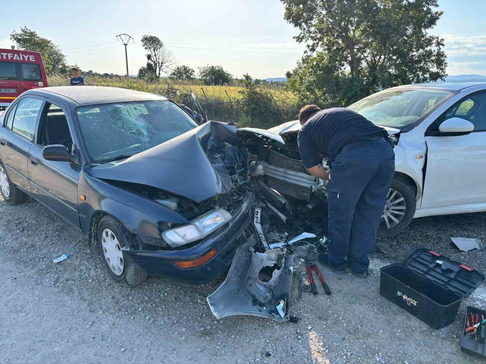 İVRİNDİ'DE TRAFİK KAZASI: 5 YARALI