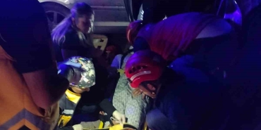 ARAÇTA SIKIŞAN SÜRÜCÜ YARALI OLARAK ÇIKARILDI