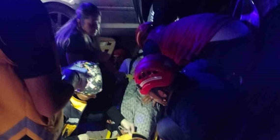 Araçta sıkışan sürücü yaralı olarak çıkarıldı