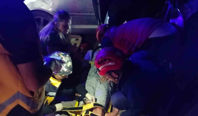 Araçta sıkışan sürücü yaralı olarak çıkarıldı