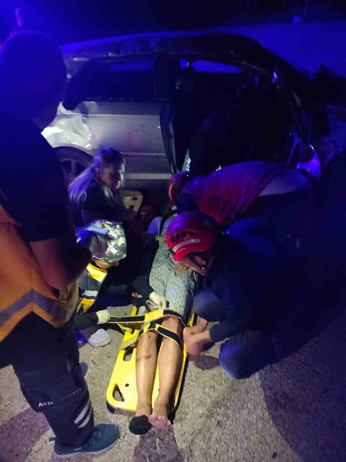 ARAÇTA SIKIŞAN SÜRÜCÜ YARALI OLARAK ÇIKARILDI