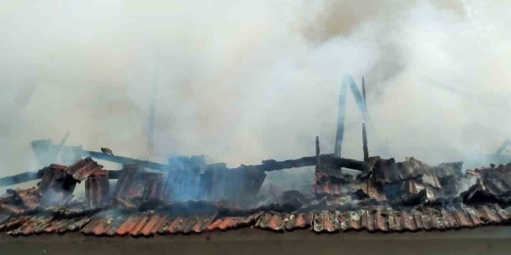 Balıkesir’de evin çatısı alevlere teslim oldu