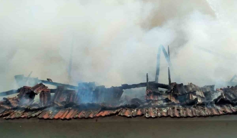 Balıkesir’de evin çatısı alevlere teslim oldu