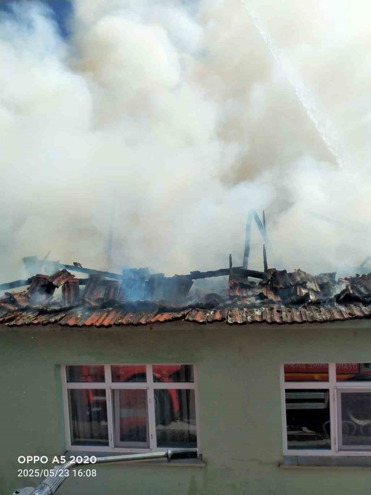 BALIKESİR'DE EVİN ÇATISI ALEVLERE TESLİM OLDU