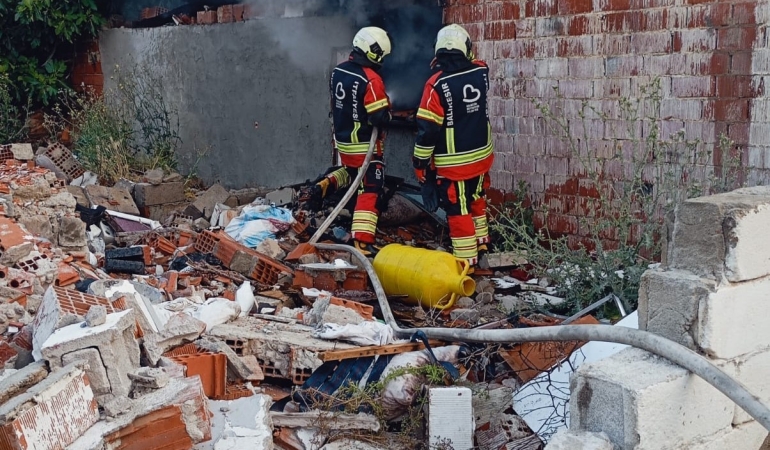 Balıkesir’de tek katlı ev yandı