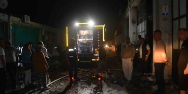 AYVALIK’TA GÖZLÜK FABRİKASI ALEV ALEV YANDI