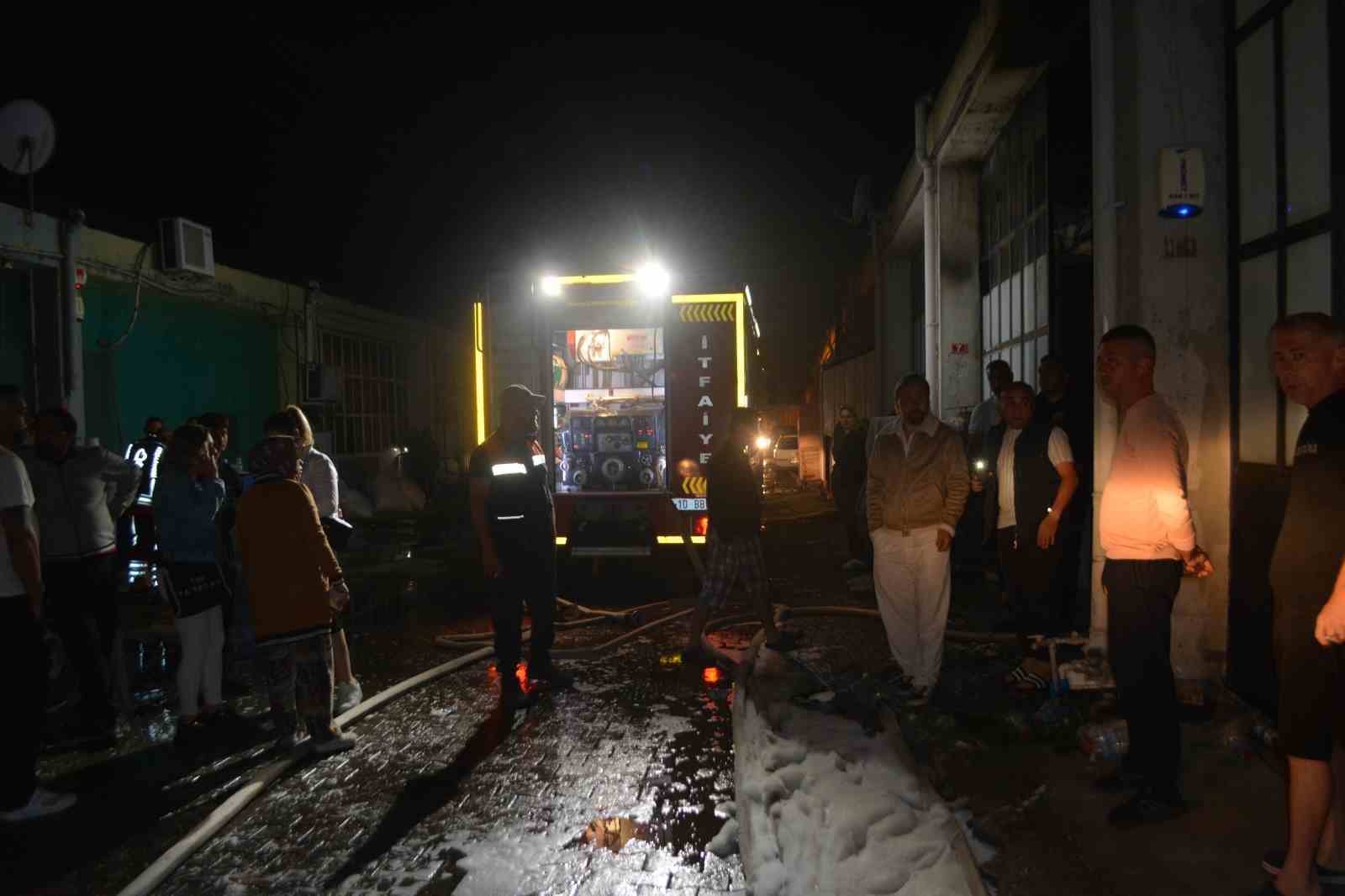 AYVALIK’TA GÖZLÜK FABRİKASI ALEV ALEV YANDI