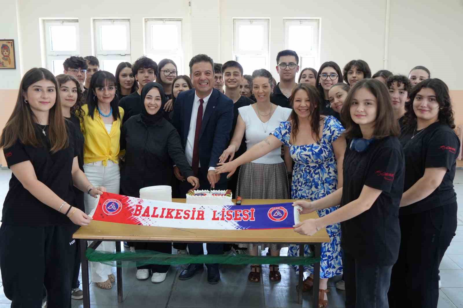 MİLYONLUK İZLENMEYE PASTALI KUTLAMA LİSE ÖĞRENCİLERİNİN BEDEN PERKÜSYONU GÖSTERİSİ 1 MİLYON İZLENMEYE ULAŞTI
