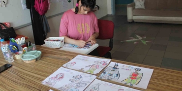 OTİZMLİ ÖĞRENCİ YAPTIĞI RESİMLERLE HAYATINA RENK KATIYOR