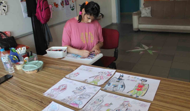 Otizmli öğrenci yaptığı resimlerle hayatına renk katıyor
