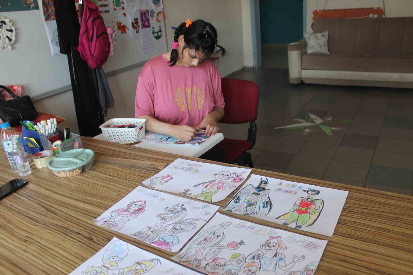 OTİZMLİ ÖĞRENCİ YAPTIĞI RESİMLERLE HAYATINA RENK KATIYOR