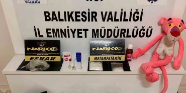 PEMBE PANTERİN İÇİNDEN UYUŞTURUCU ÇIKTI