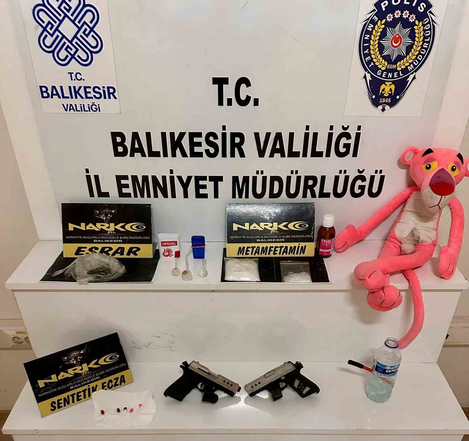 PEMBE PANTERİN İÇİNDEN UYUŞTURUCU ÇIKTI